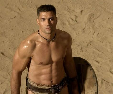 Male celebrity Manu Bennett shows his nude muscle ass